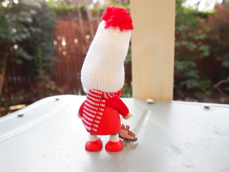 【ノルディカニッセ】スケート靴を持った赤いコートの女の子 - 雑貨屋 Horse Tail（ホーステール）