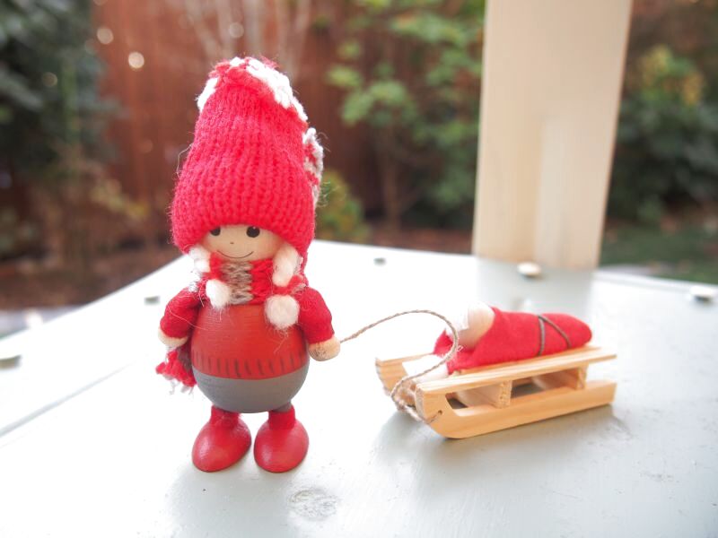 ノルディカニッセ、ニット帽を編む女の子
