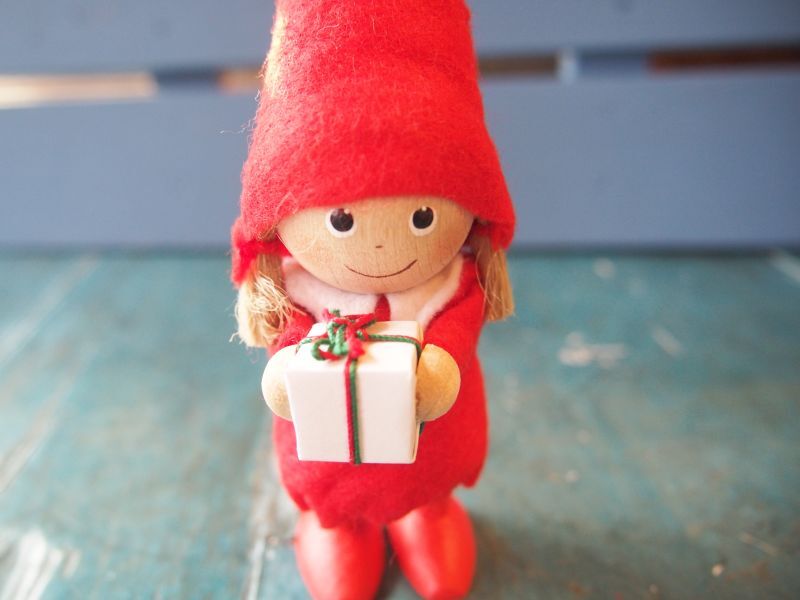 【ノルディカニッセ】プレゼントを持った赤い服の女の子 - 雑貨屋 Horse Tail（ホーステール）